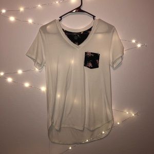 Very soft white-tee with patterned pocket